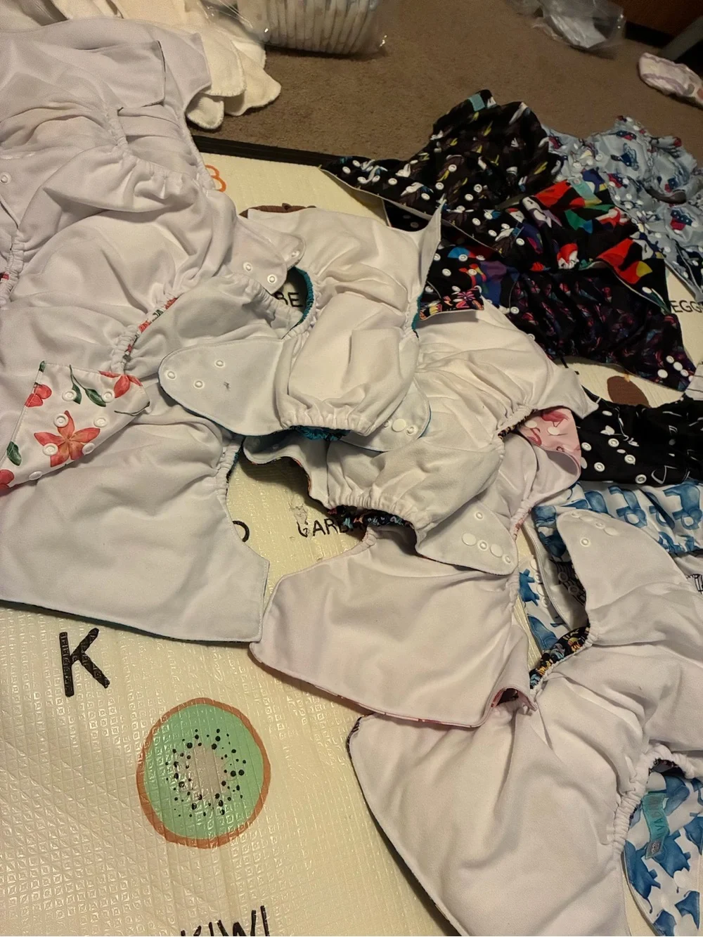 22 CLOTH DIAPERS ! Like new !